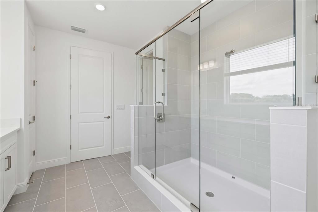 Activo con contrato: $777,999 (5 camas, 4 baños, 3800 Pies cuadrados)