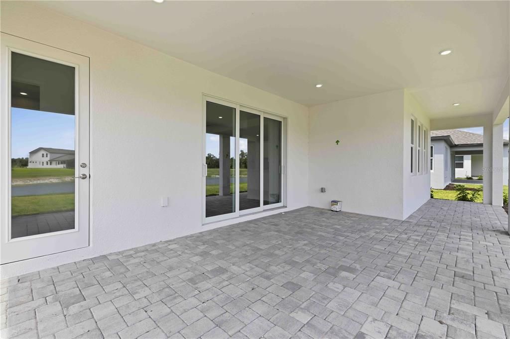 Activo con contrato: $777,999 (5 camas, 4 baños, 3800 Pies cuadrados)