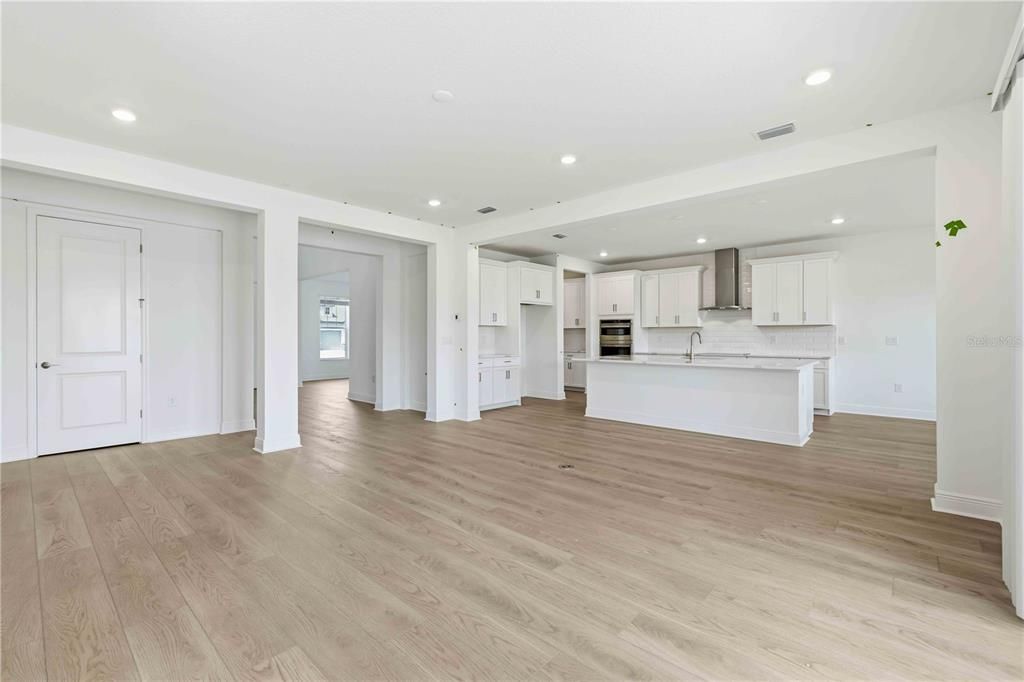 Activo con contrato: $777,999 (5 camas, 4 baños, 3800 Pies cuadrados)