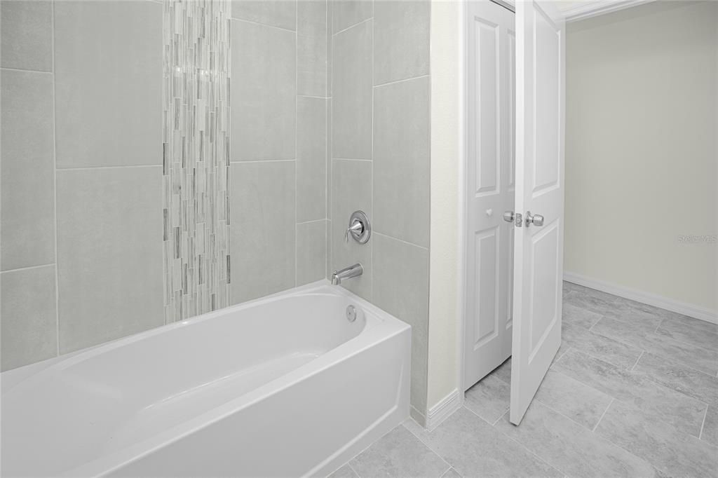 Activo con contrato: $329,900 (4 camas, 2 baños, 1787 Pies cuadrados)
