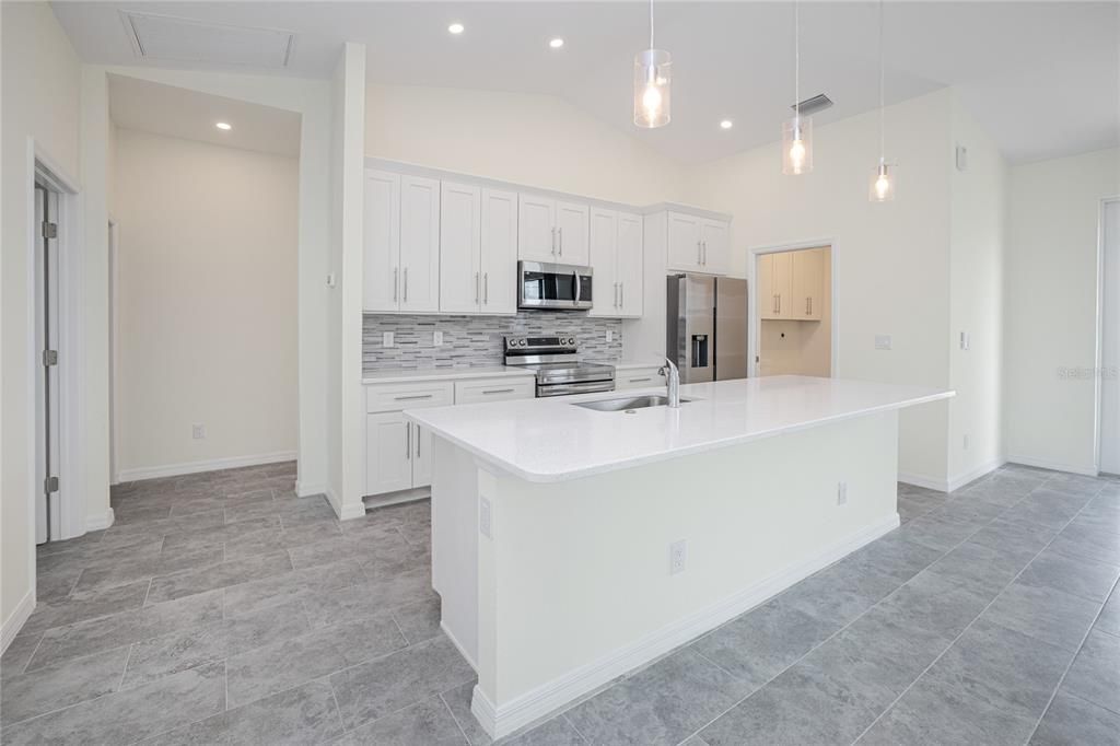 Activo con contrato: $329,900 (4 camas, 2 baños, 1787 Pies cuadrados)