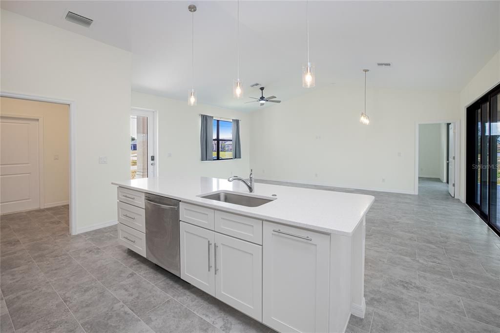 Activo con contrato: $329,900 (4 camas, 2 baños, 1787 Pies cuadrados)