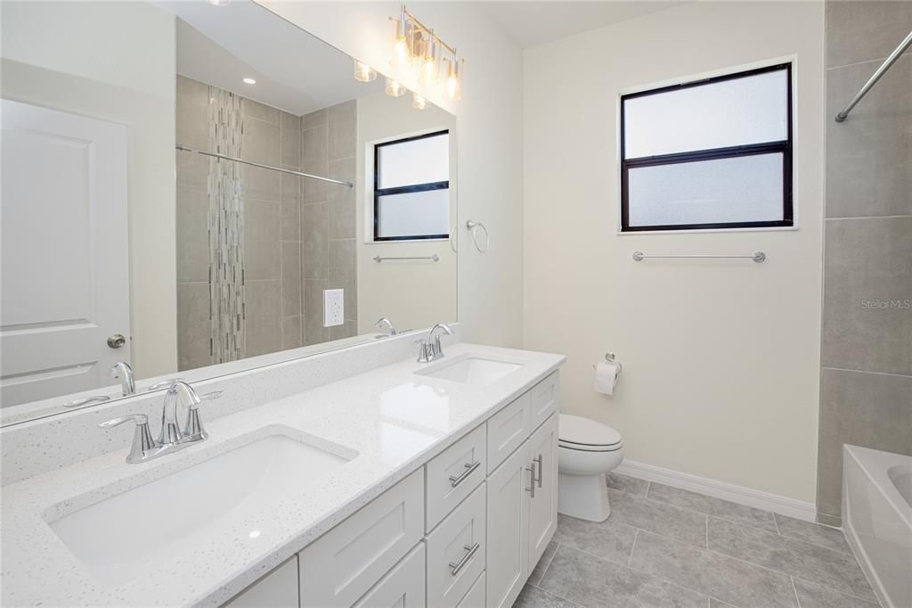 Activo con contrato: $329,900 (4 camas, 2 baños, 1787 Pies cuadrados)