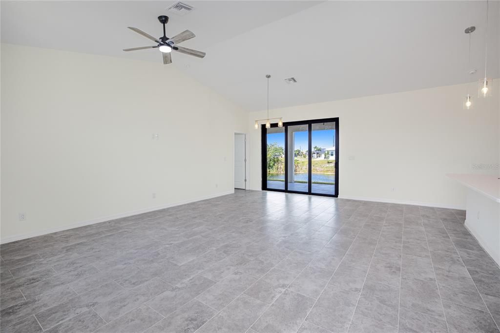 Activo con contrato: $329,900 (4 camas, 2 baños, 1787 Pies cuadrados)