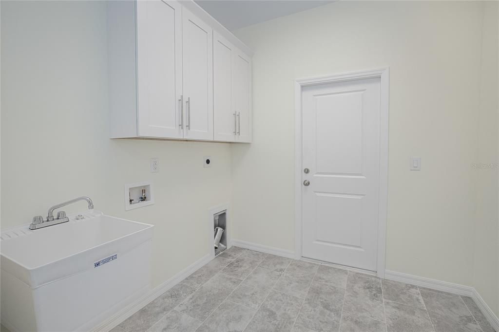Activo con contrato: $329,900 (4 camas, 2 baños, 1787 Pies cuadrados)