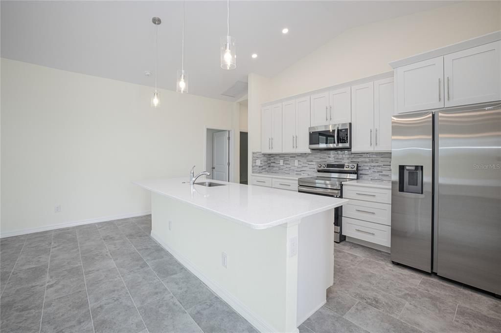 Activo con contrato: $329,900 (4 camas, 2 baños, 1787 Pies cuadrados)
