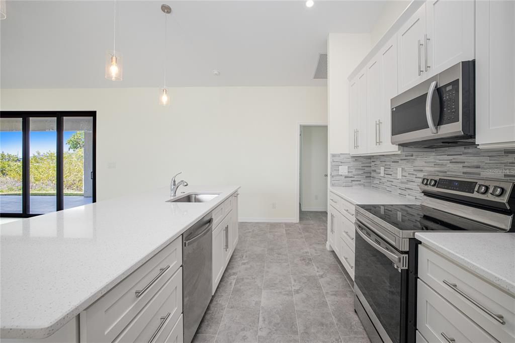 Activo con contrato: $329,900 (4 camas, 2 baños, 1787 Pies cuadrados)