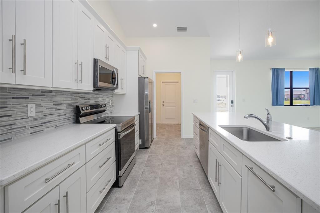 Activo con contrato: $329,900 (4 camas, 2 baños, 1787 Pies cuadrados)