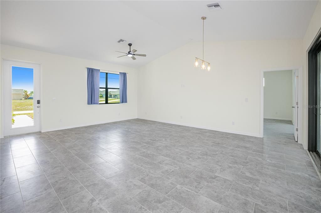 Activo con contrato: $329,900 (4 camas, 2 baños, 1787 Pies cuadrados)