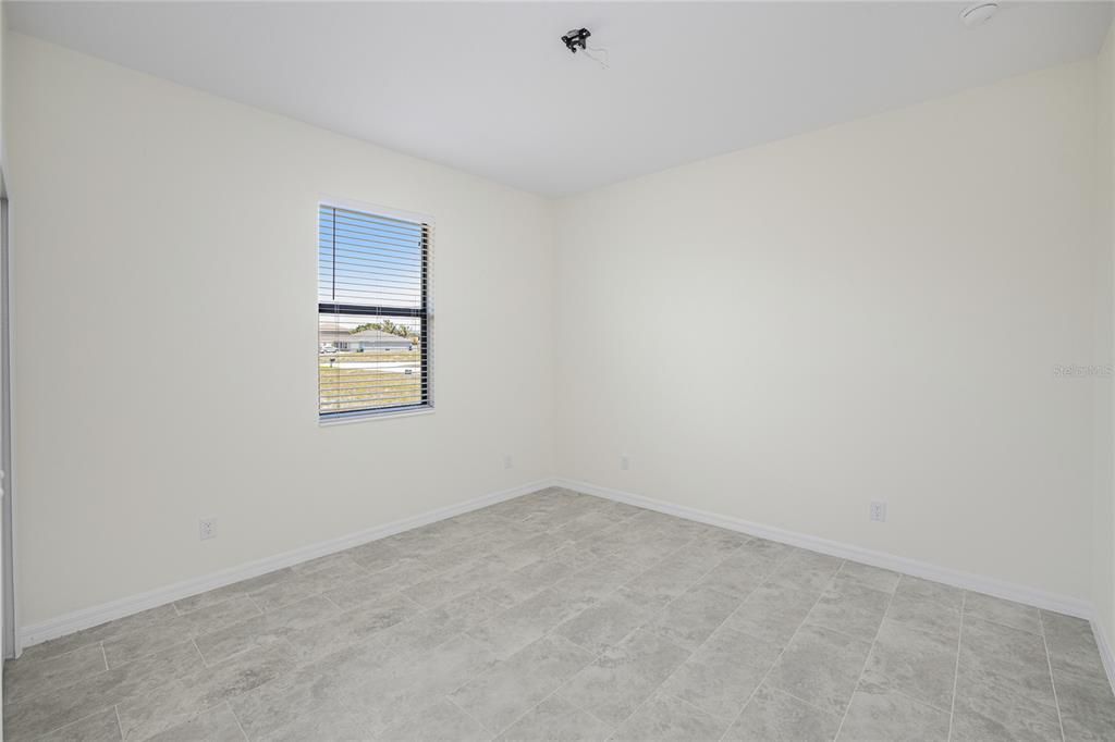 Activo con contrato: $329,900 (4 camas, 2 baños, 1787 Pies cuadrados)