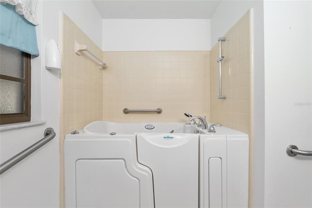 For Rent: $1,600 (2 beds, 2 baths, 1056 Square Feet)