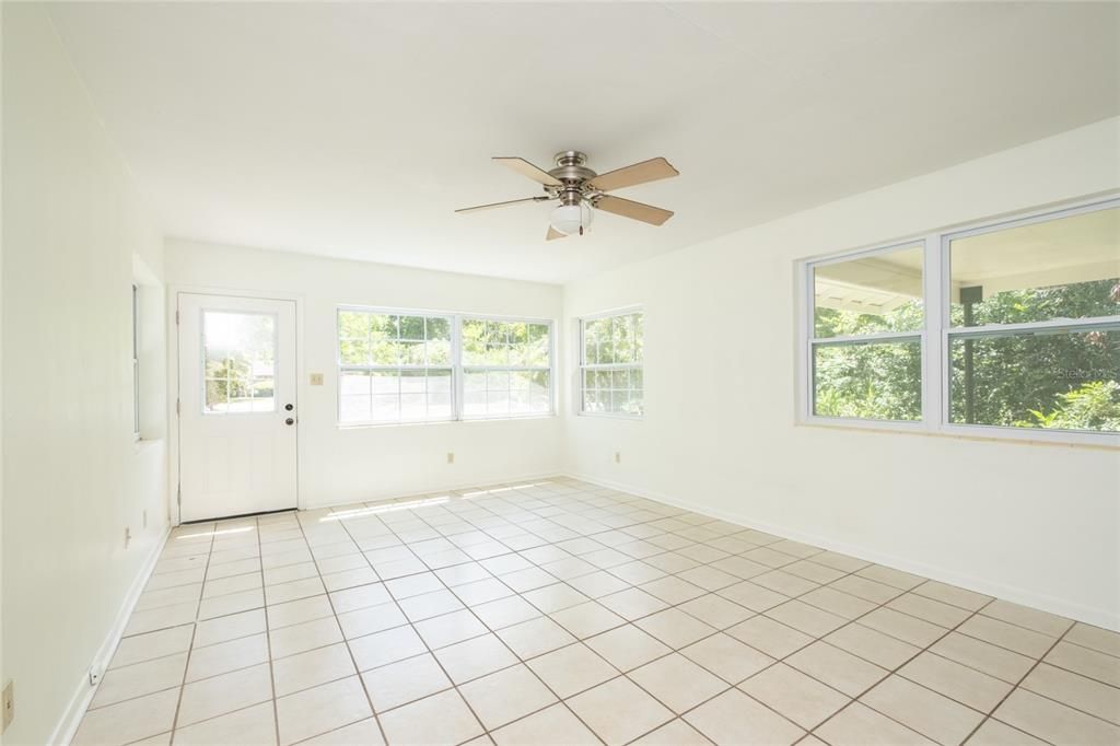 Active With Contract: $274,900 (3 beds, 1 baths, 1176 Square Feet)