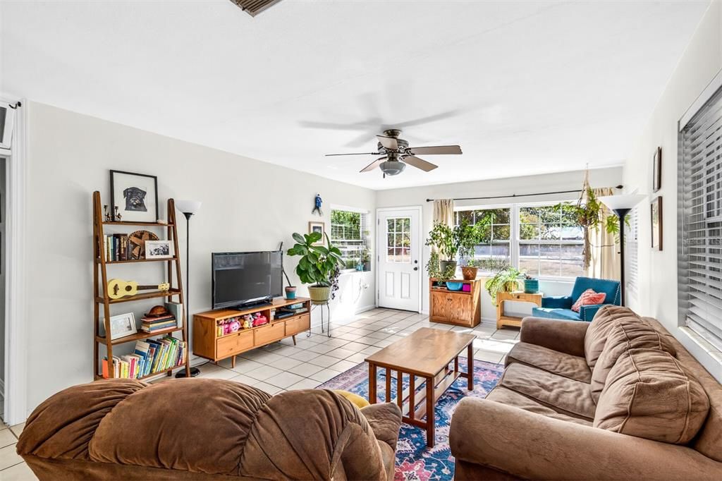 Active With Contract: $274,900 (3 beds, 1 baths, 1176 Square Feet)