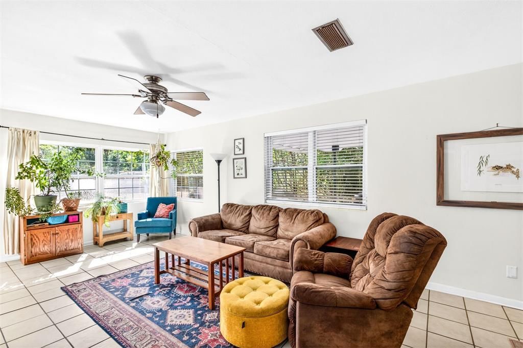 Active With Contract: $274,900 (3 beds, 1 baths, 1176 Square Feet)