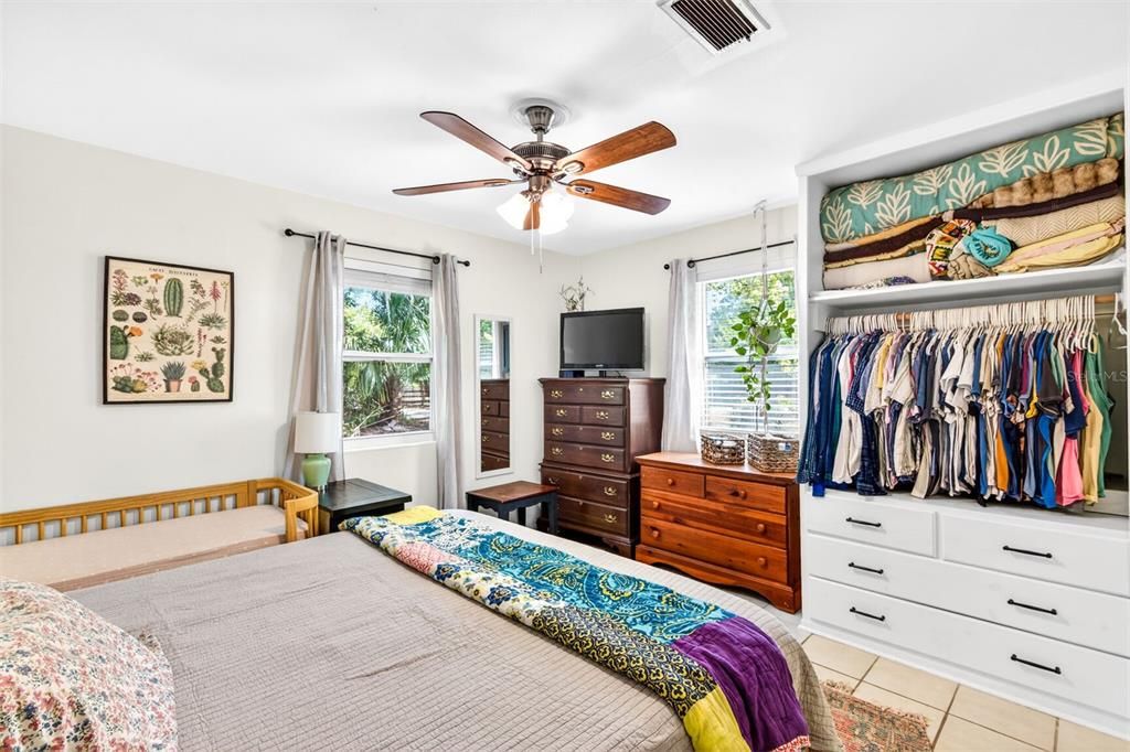 Active With Contract: $274,900 (3 beds, 1 baths, 1176 Square Feet)