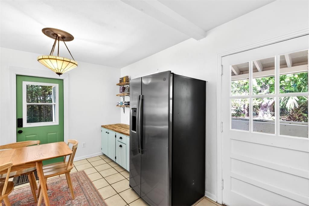 Active With Contract: $274,900 (3 beds, 1 baths, 1176 Square Feet)