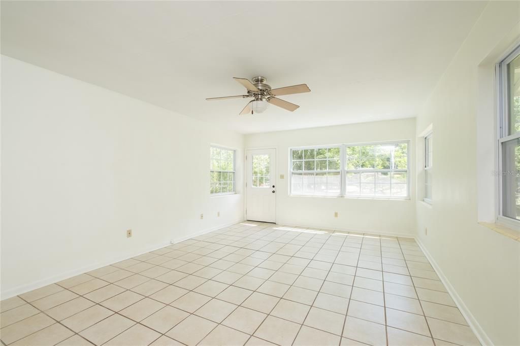 Active With Contract: $274,900 (3 beds, 1 baths, 1176 Square Feet)