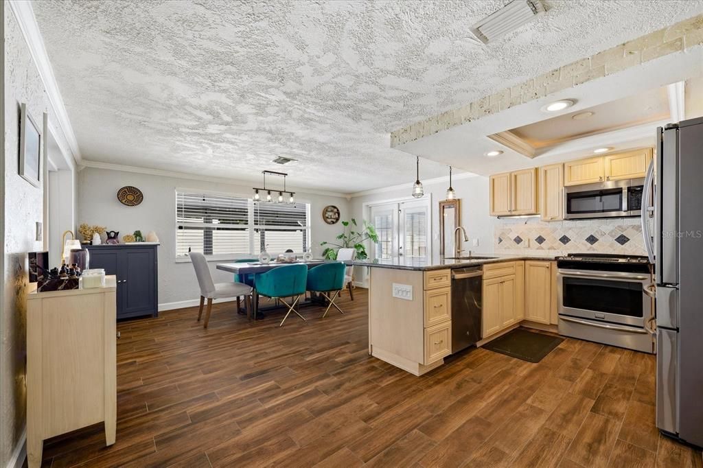 Activo con contrato: $599,900 (4 camas, 2 baños, 1789 Pies cuadrados)