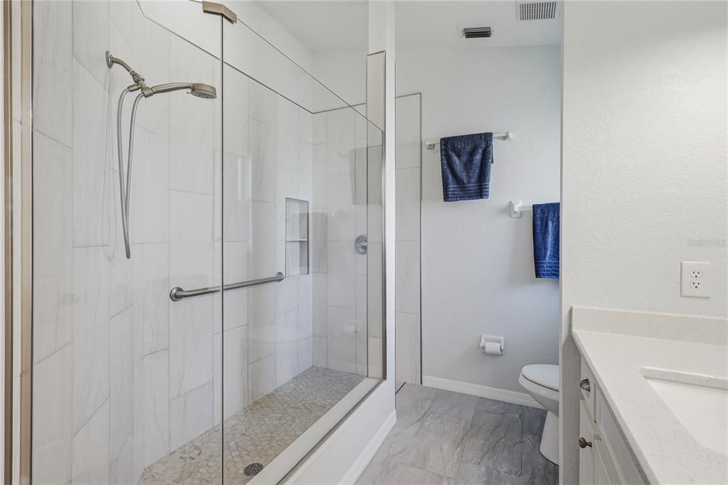 Activo con contrato: $358,900 (2 camas, 2 baños, 1556 Pies cuadrados)
