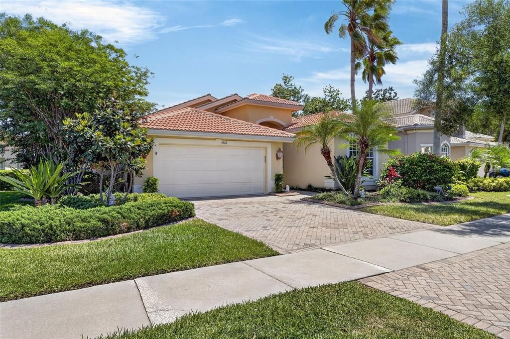 For Sale: $525,000 (2 beds, 2 baths, 2052 Square Feet)