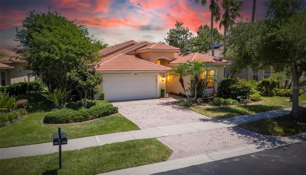 For Sale: $525,000 (2 beds, 2 baths, 2052 Square Feet)