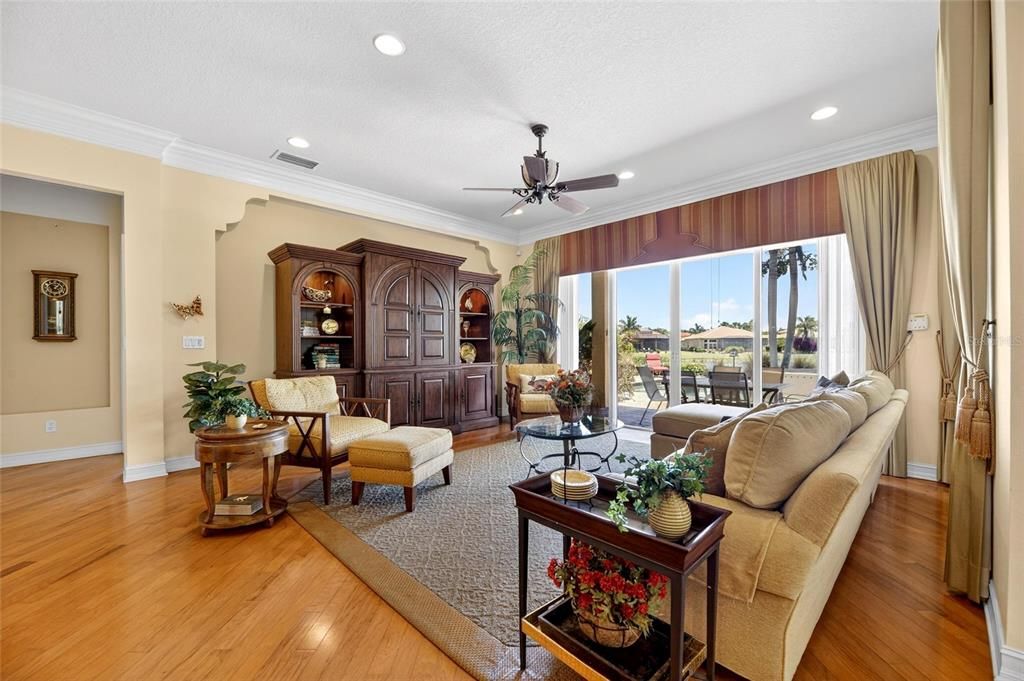 For Sale: $525,000 (2 beds, 2 baths, 2052 Square Feet)