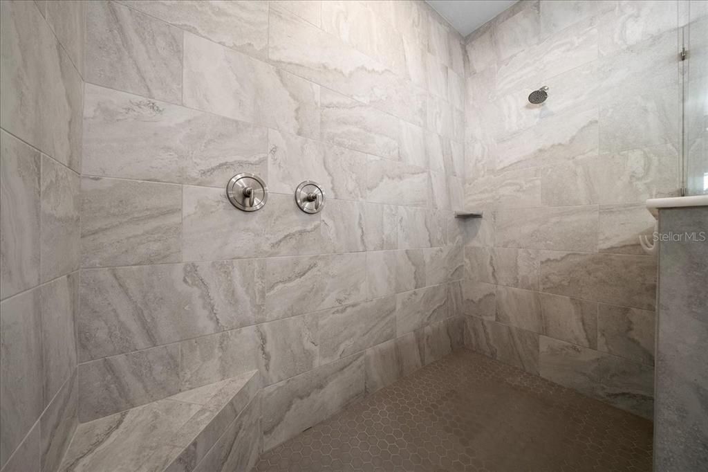 Activo con contrato: $319,990 (3 camas, 2 baños, 1830 Pies cuadrados)