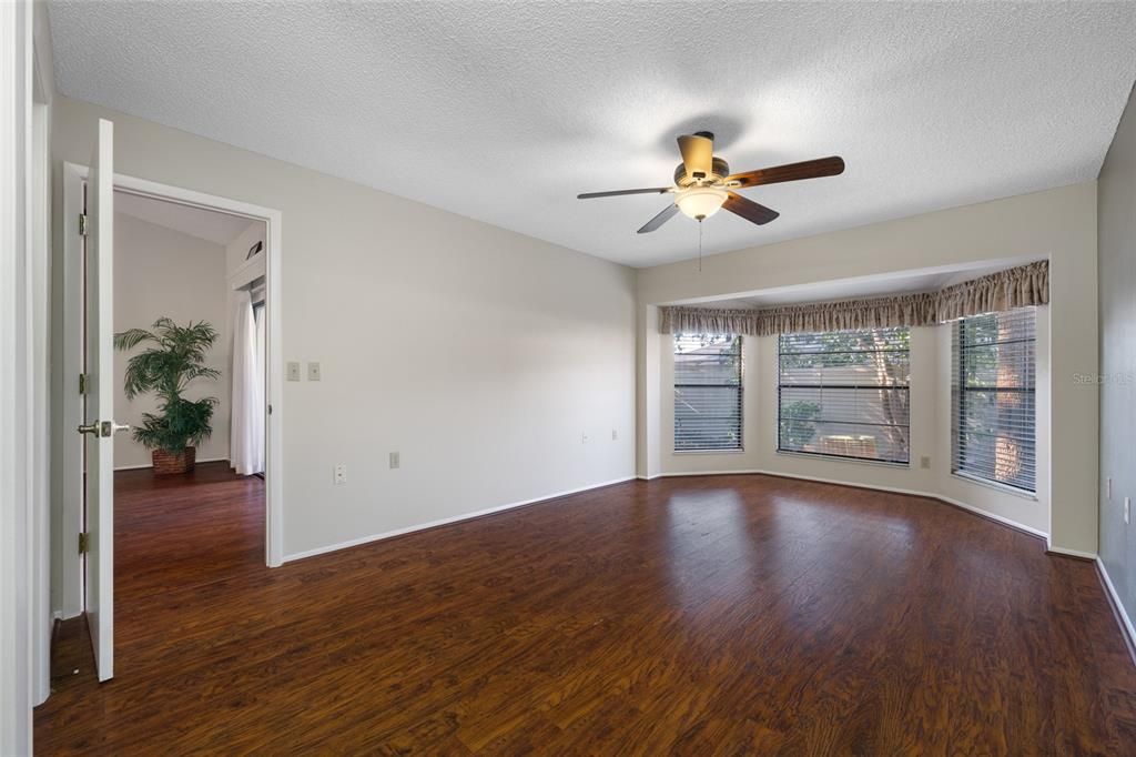Active With Contract: $137,900 (2 beds, 2 baths, 1270 Square Feet)