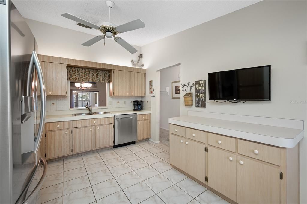 Active With Contract: $137,900 (2 beds, 2 baths, 1270 Square Feet)