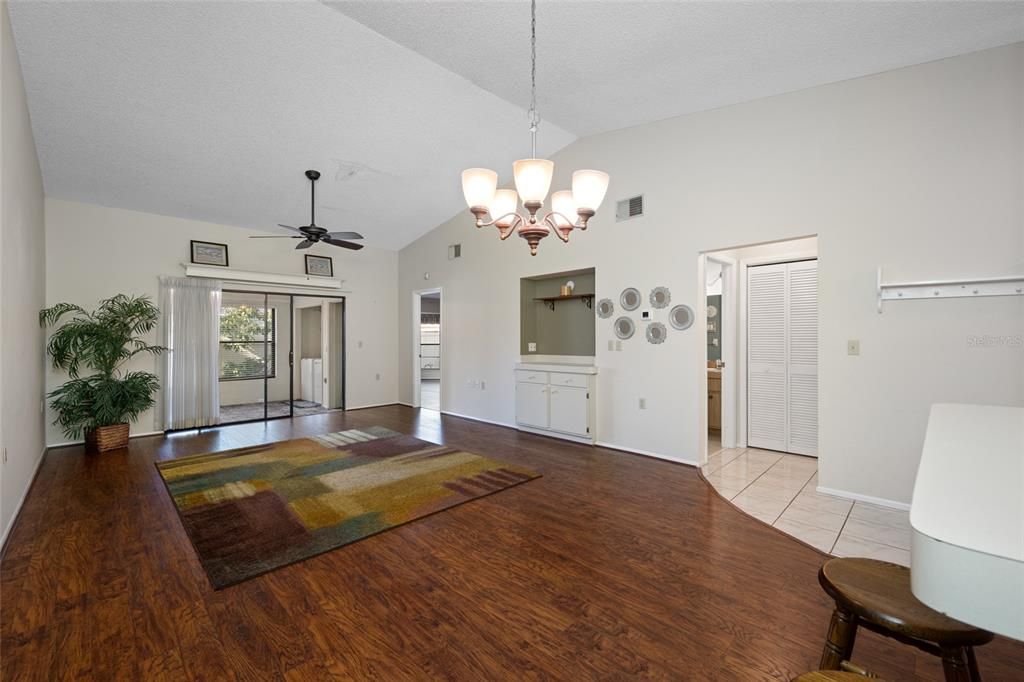 Active With Contract: $137,900 (2 beds, 2 baths, 1270 Square Feet)