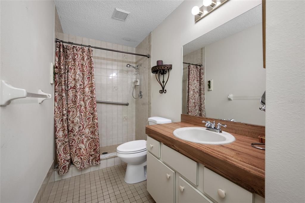 Active With Contract: $137,900 (2 beds, 2 baths, 1270 Square Feet)