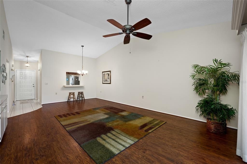 Active With Contract: $137,900 (2 beds, 2 baths, 1270 Square Feet)