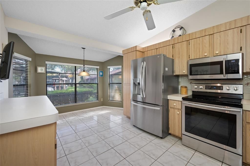Active With Contract: $137,900 (2 beds, 2 baths, 1270 Square Feet)
