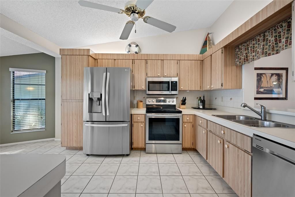 Active With Contract: $137,900 (2 beds, 2 baths, 1270 Square Feet)