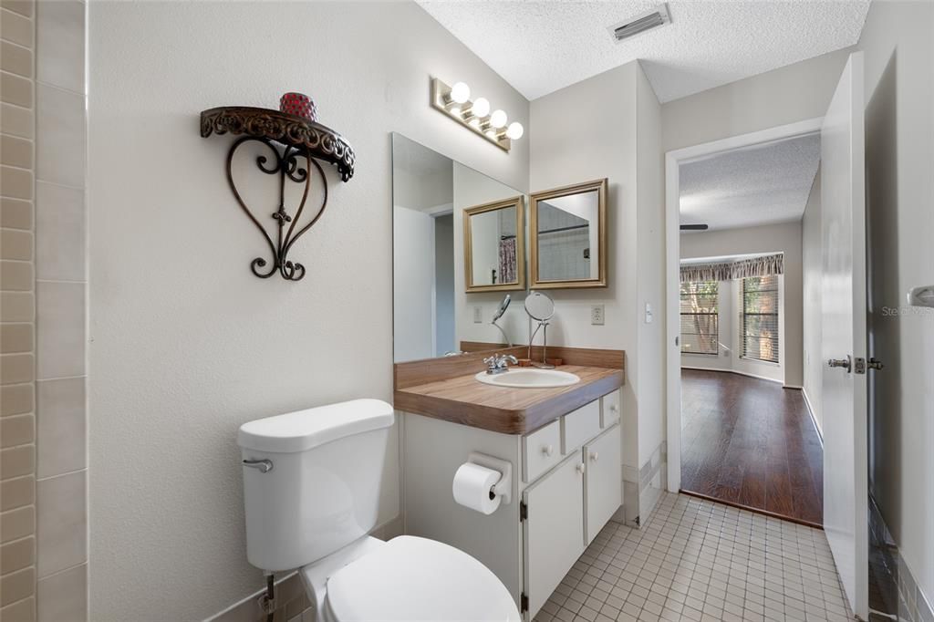 Active With Contract: $137,900 (2 beds, 2 baths, 1270 Square Feet)