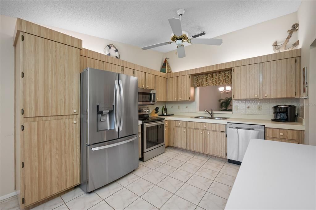 Active With Contract: $137,900 (2 beds, 2 baths, 1270 Square Feet)