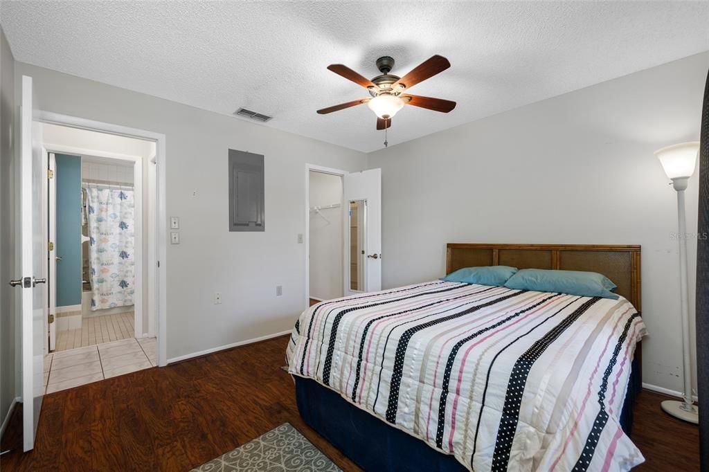 Active With Contract: $137,900 (2 beds, 2 baths, 1270 Square Feet)