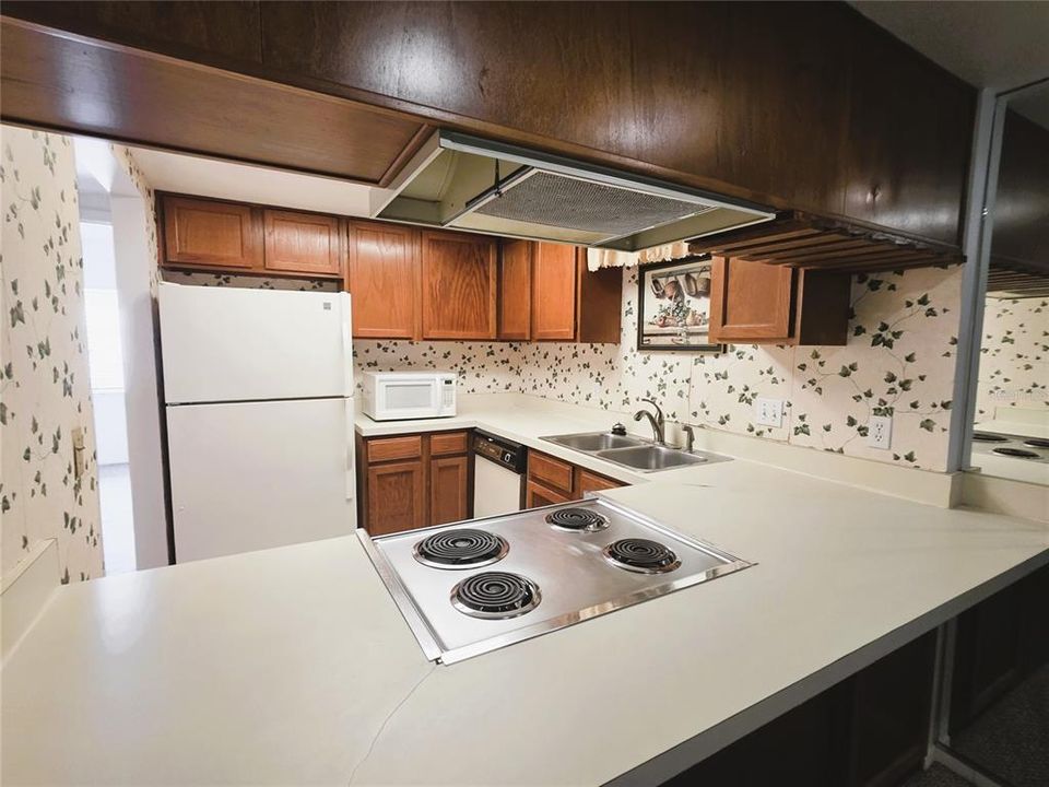 For Sale: $144,900 (1 beds, 1 baths, 666 Square Feet)