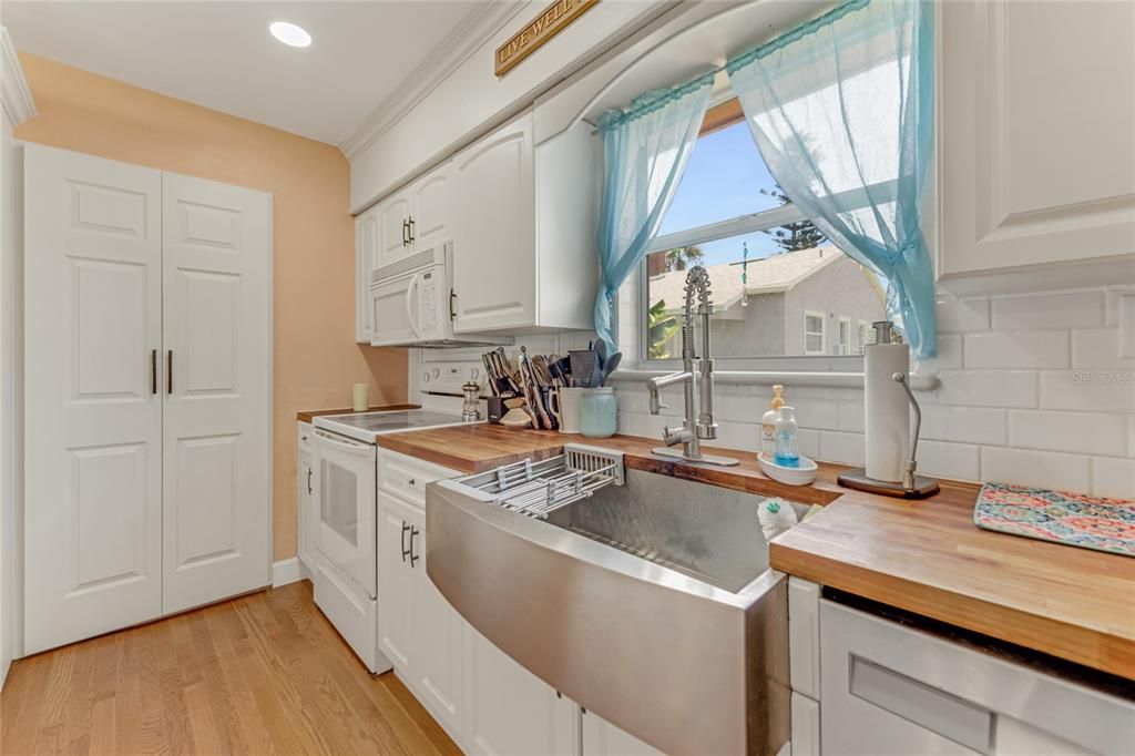Active With Contract: $499,000 (3 beds, 2 baths, 1836 Square Feet)