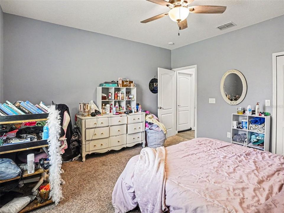 For Sale: $650,000 (6 beds, 4 baths, 4936 Square Feet)