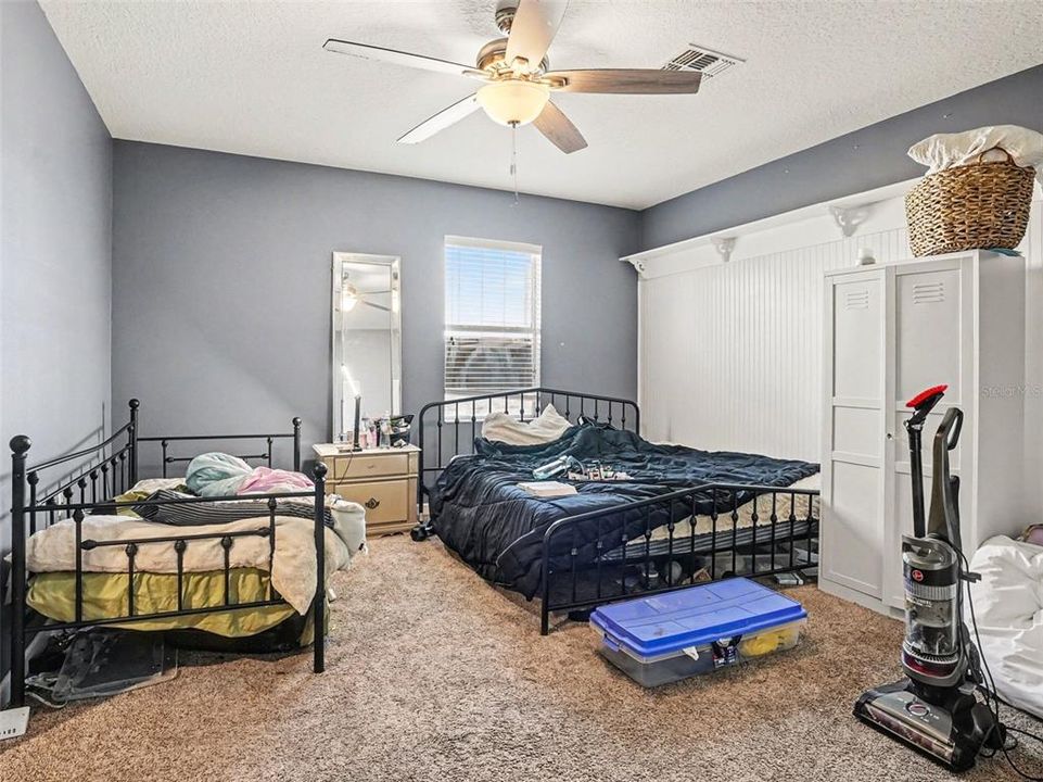 For Sale: $650,000 (6 beds, 4 baths, 4936 Square Feet)