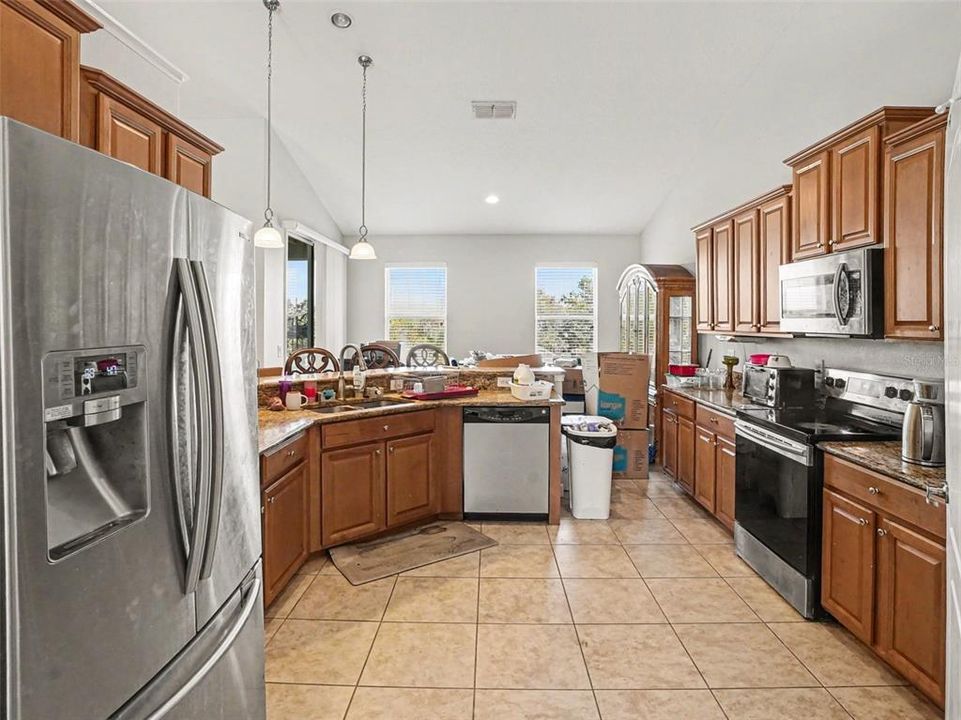 For Sale: $650,000 (6 beds, 4 baths, 4936 Square Feet)