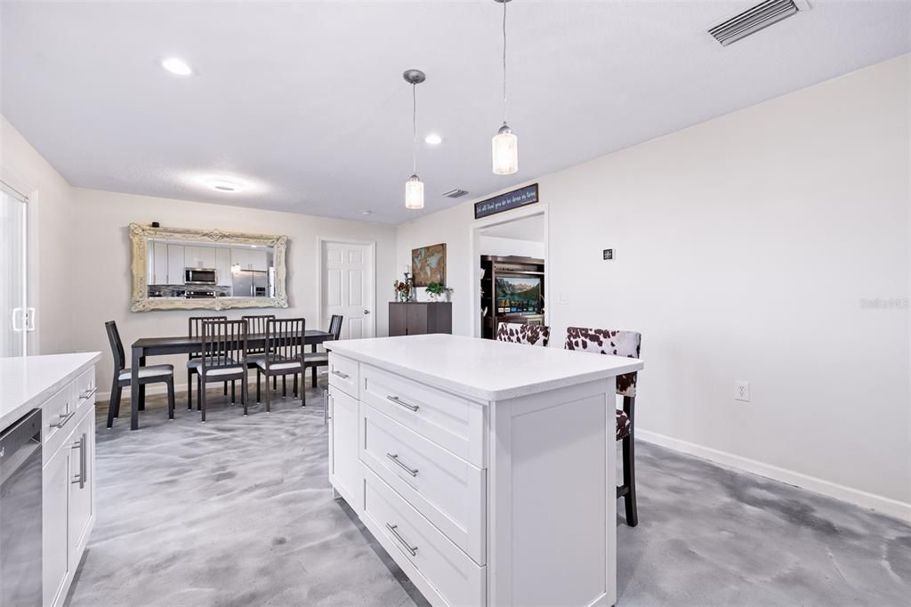 En Venta: $729,900 (4 camas, 3 baños, 2181 Pies cuadrados)