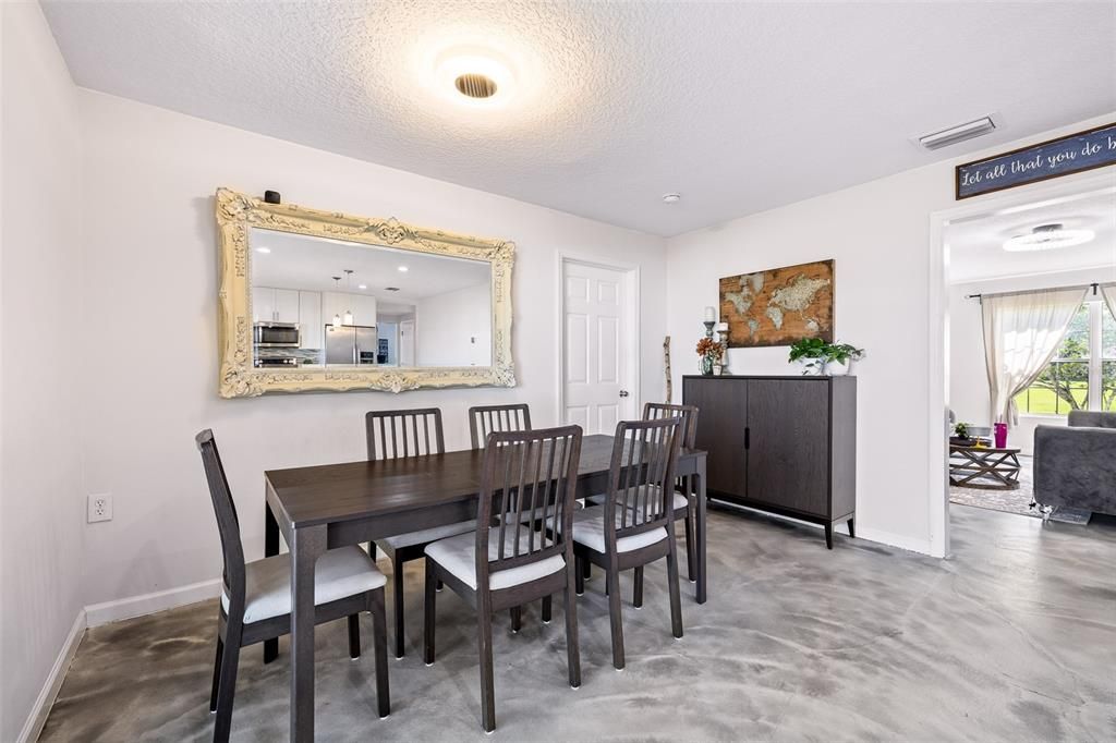 En Venta: $729,900 (4 camas, 3 baños, 2181 Pies cuadrados)
