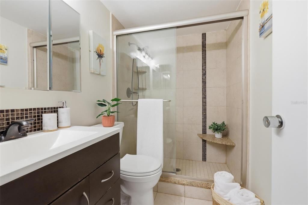 For Sale: $175,000 (2 beds, 2 baths, 897 Square Feet)