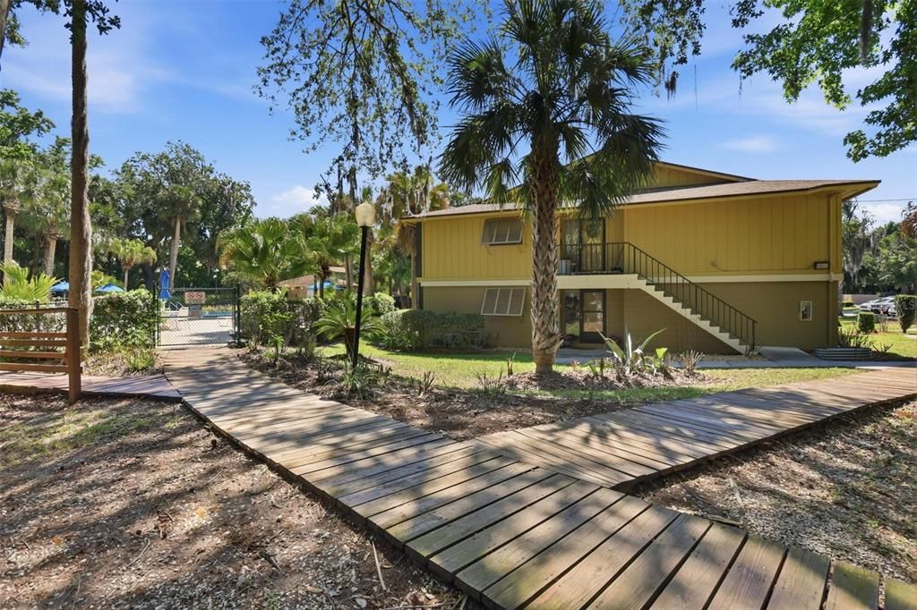 For Sale: $175,000 (2 beds, 2 baths, 897 Square Feet)
