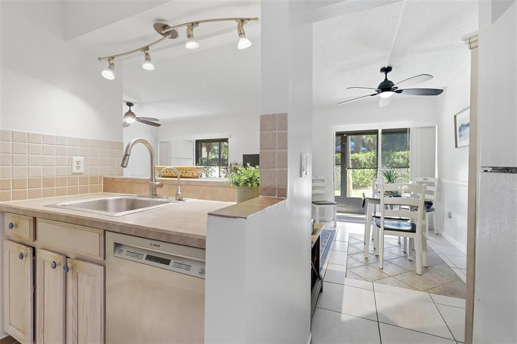 For Sale: $175,000 (2 beds, 2 baths, 897 Square Feet)