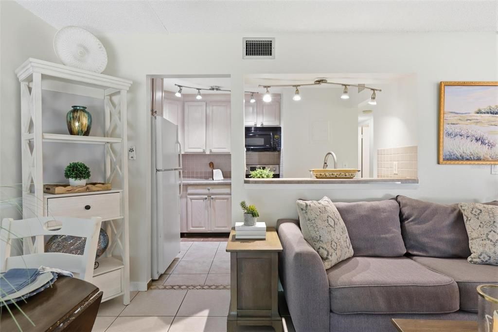 For Sale: $175,000 (2 beds, 2 baths, 897 Square Feet)