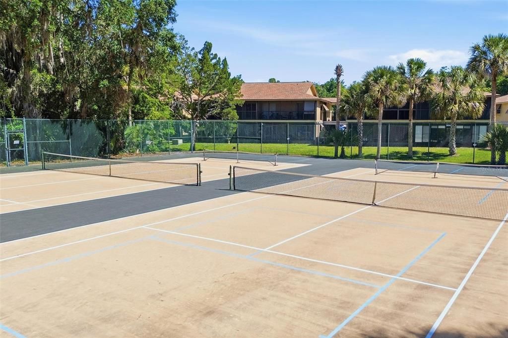 For Sale: $175,000 (2 beds, 2 baths, 897 Square Feet)