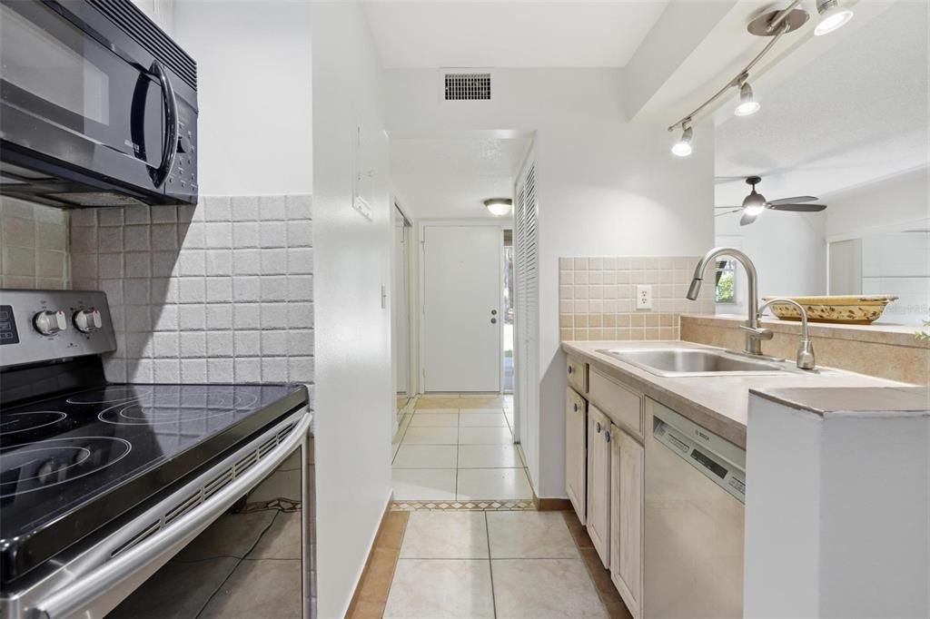 For Sale: $175,000 (2 beds, 2 baths, 897 Square Feet)